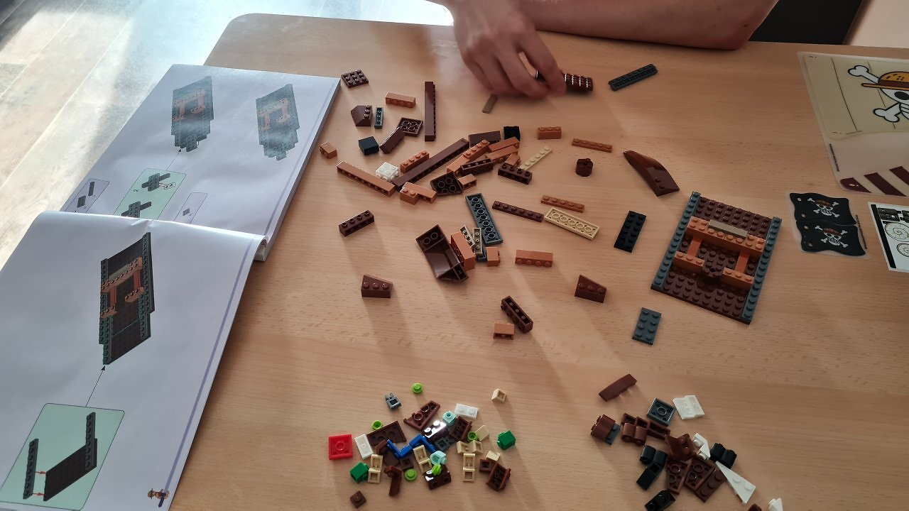 LEGO-Baumaterial auf einem Tisch