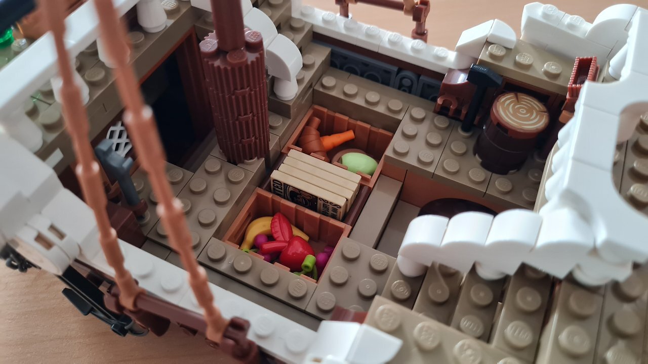 LEGO-Baumaterial auf einem Tisch