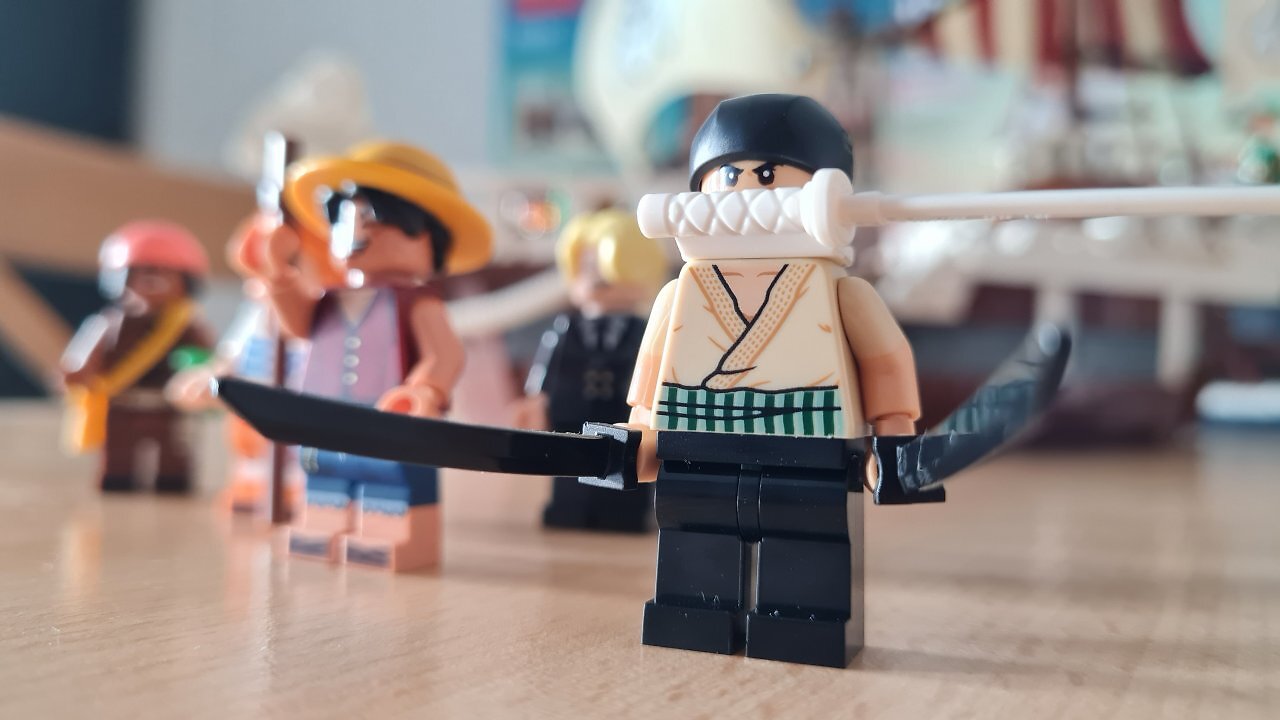 LEGO-Figuren auf einem Tisch