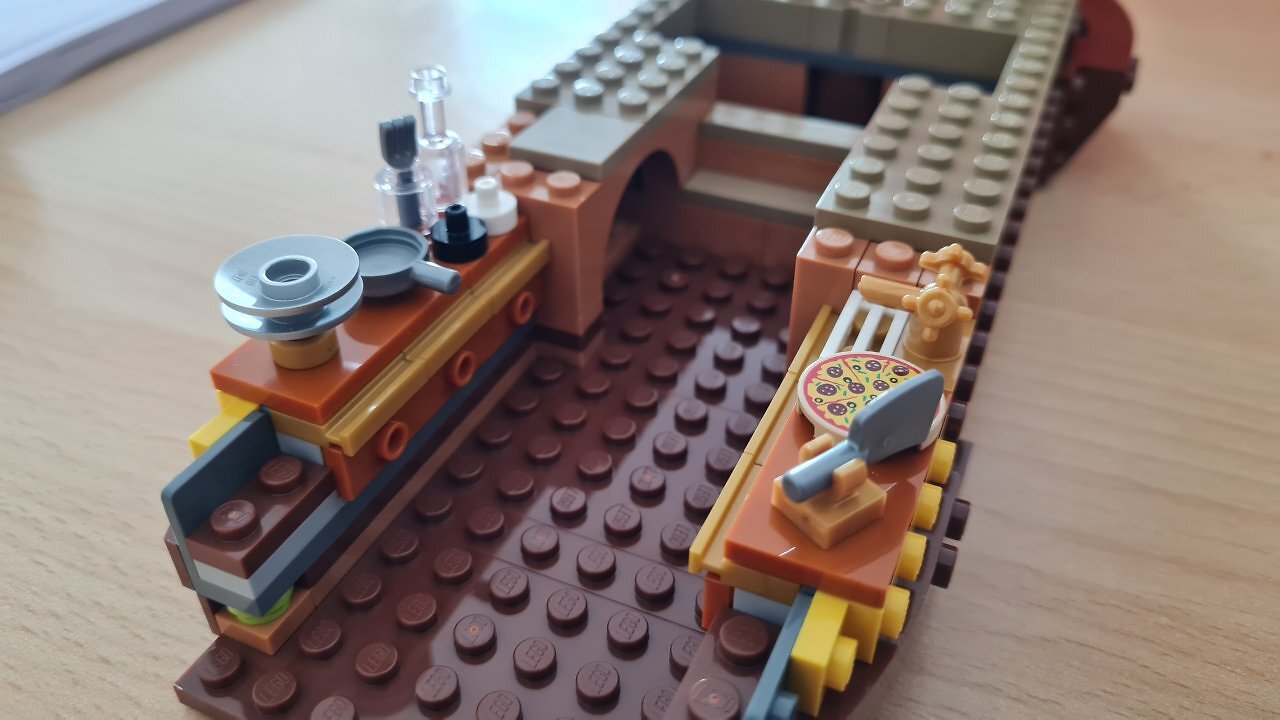 LEGO-Baumaterial auf einem Tisch