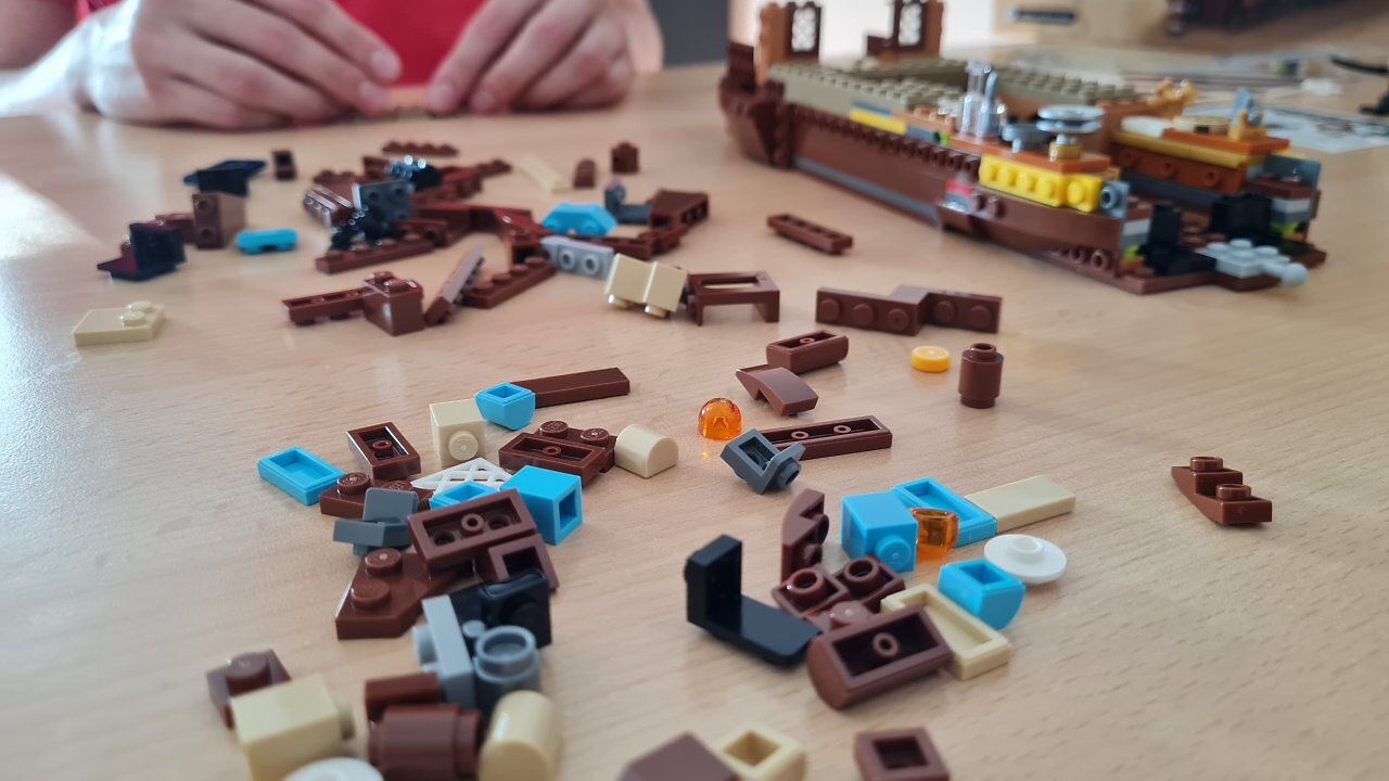 LEGO-Baumaterial auf einem Tisch