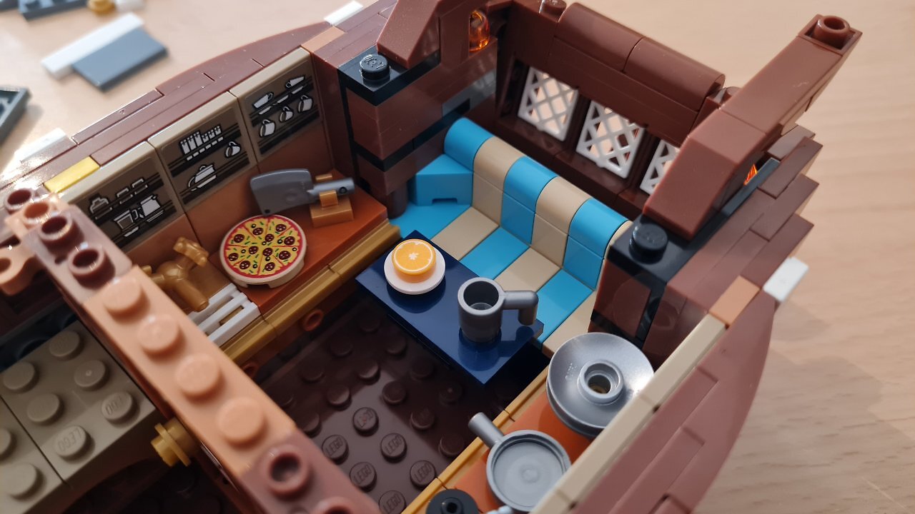 LEGO-Baumaterial auf einem Tisch