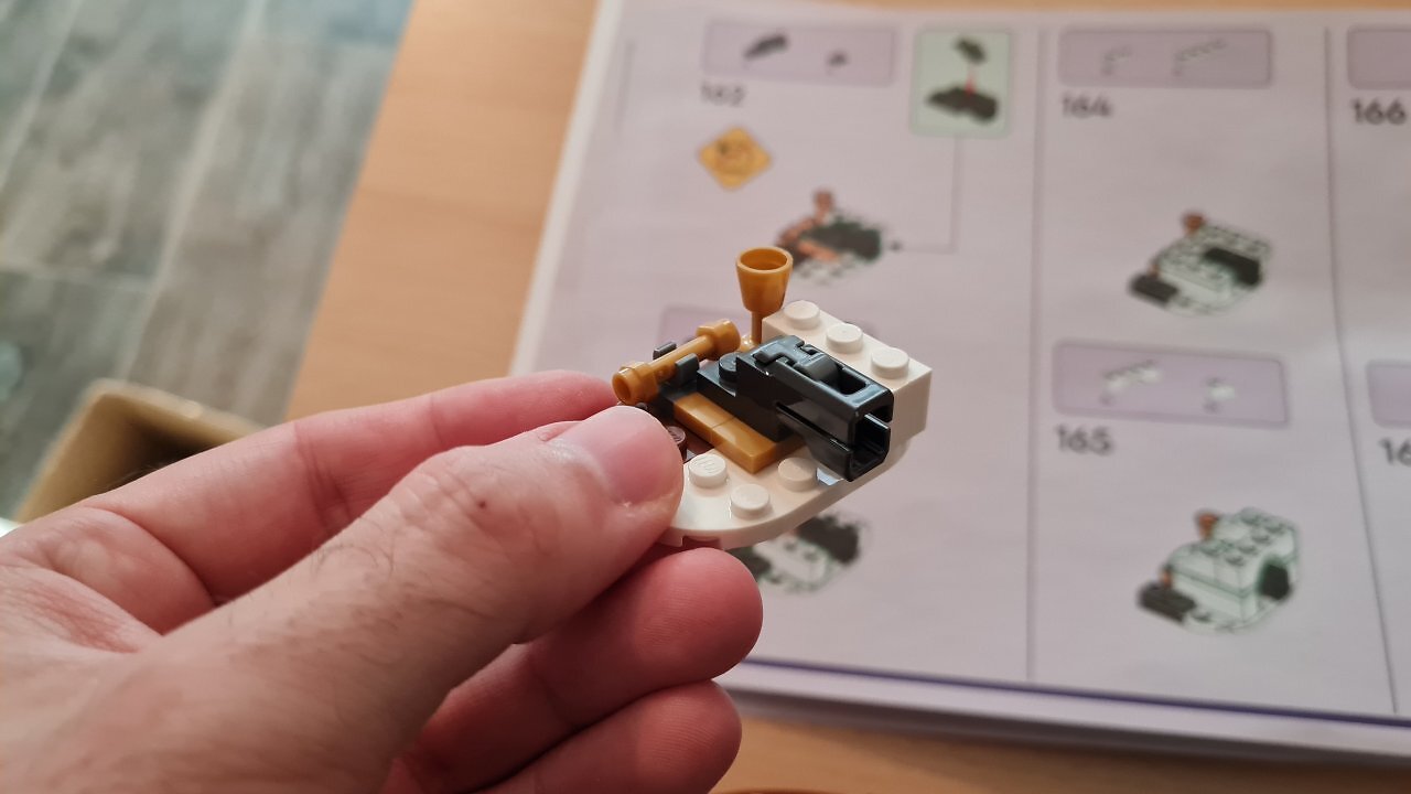 LEGO-Baumaterial auf einem Tisch