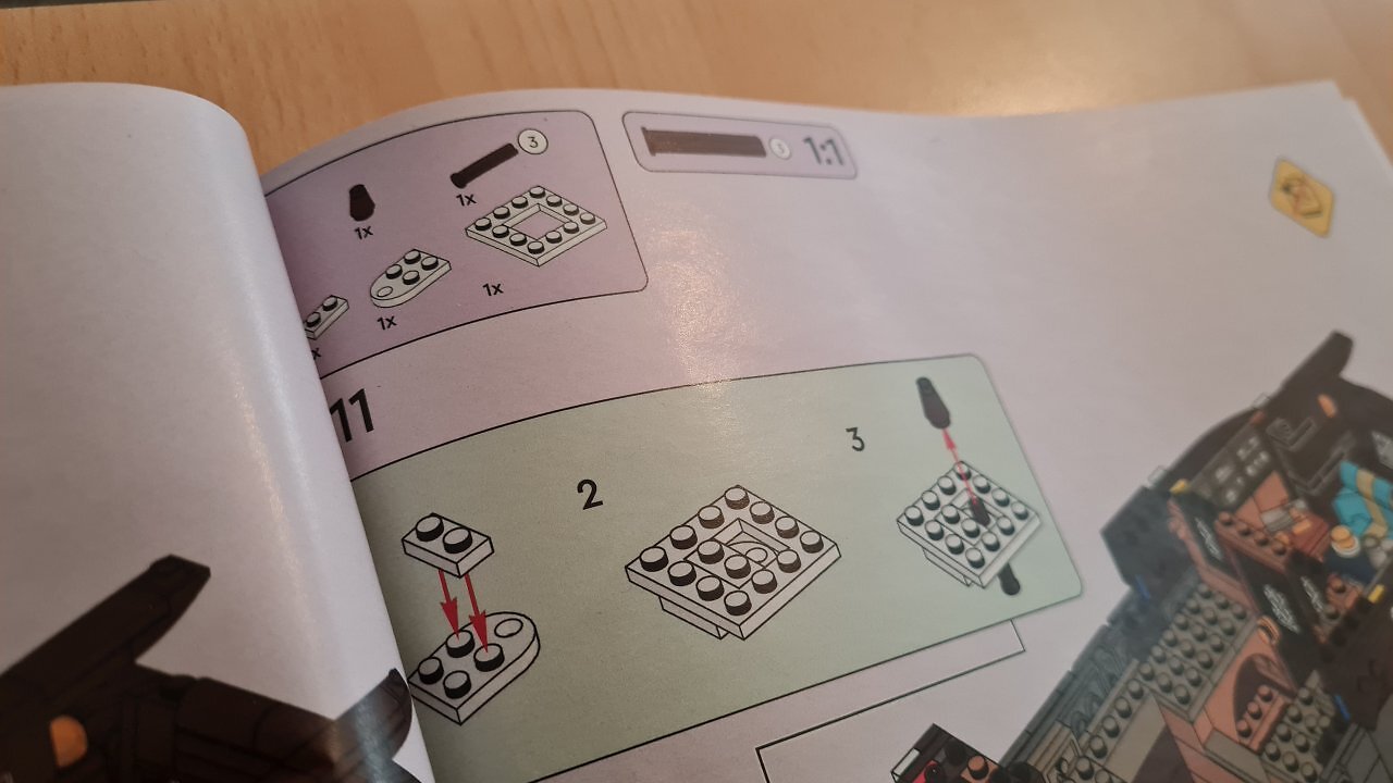 LEGO-Baumaterial auf einem Tisch