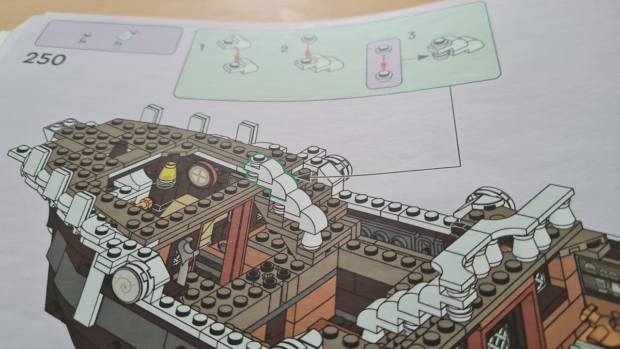 LEGO-Baumaterial auf einem Tisch
