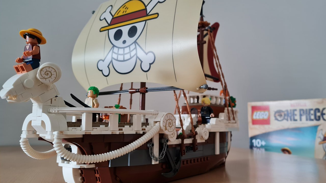 Ein LEGO-Piratenschiff auf einem Tisch