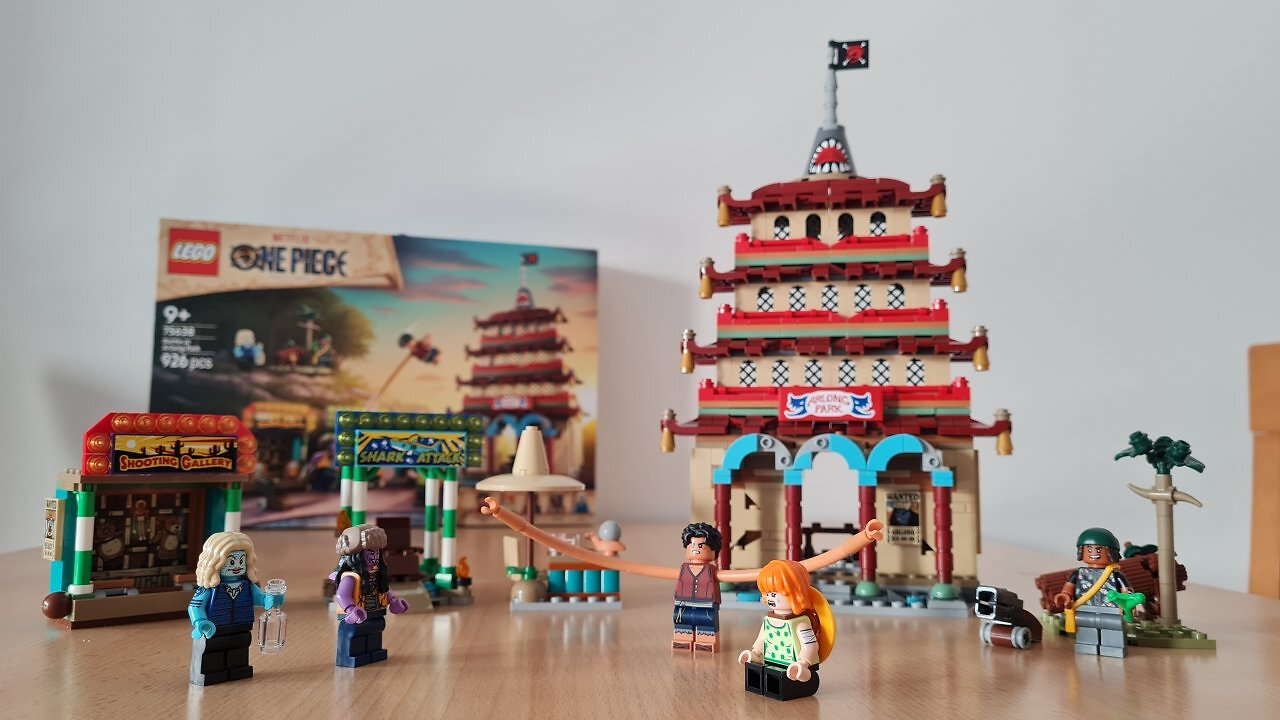 Das LEGO-Set "Showdown im Arlong Park" auf einem Tisch.