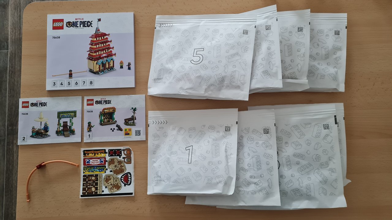 Das LEGO-Set "Showdown im Arlong Park" auf einem Tisch.