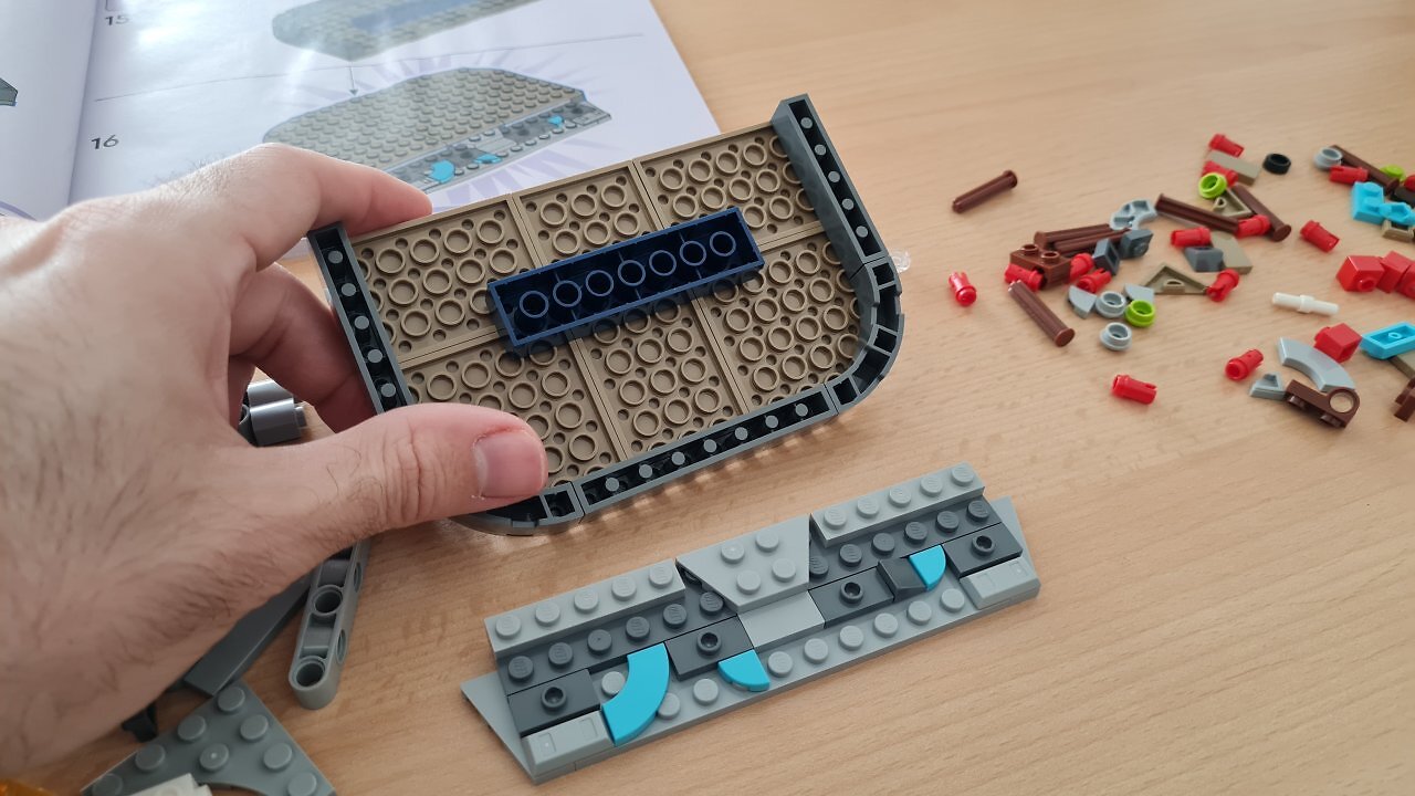 Das LEGO-Set "Showdown im Arlong Park" auf einem Tisch.