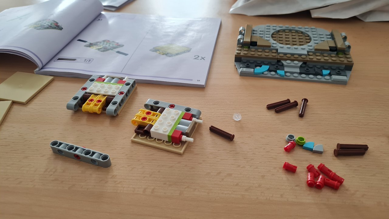 Das LEGO-Set "Showdown im Arlong Park" auf einem Tisch.