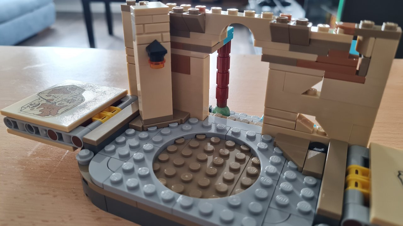 Das LEGO-Set "Showdown im Arlong Park" auf einem Tisch.