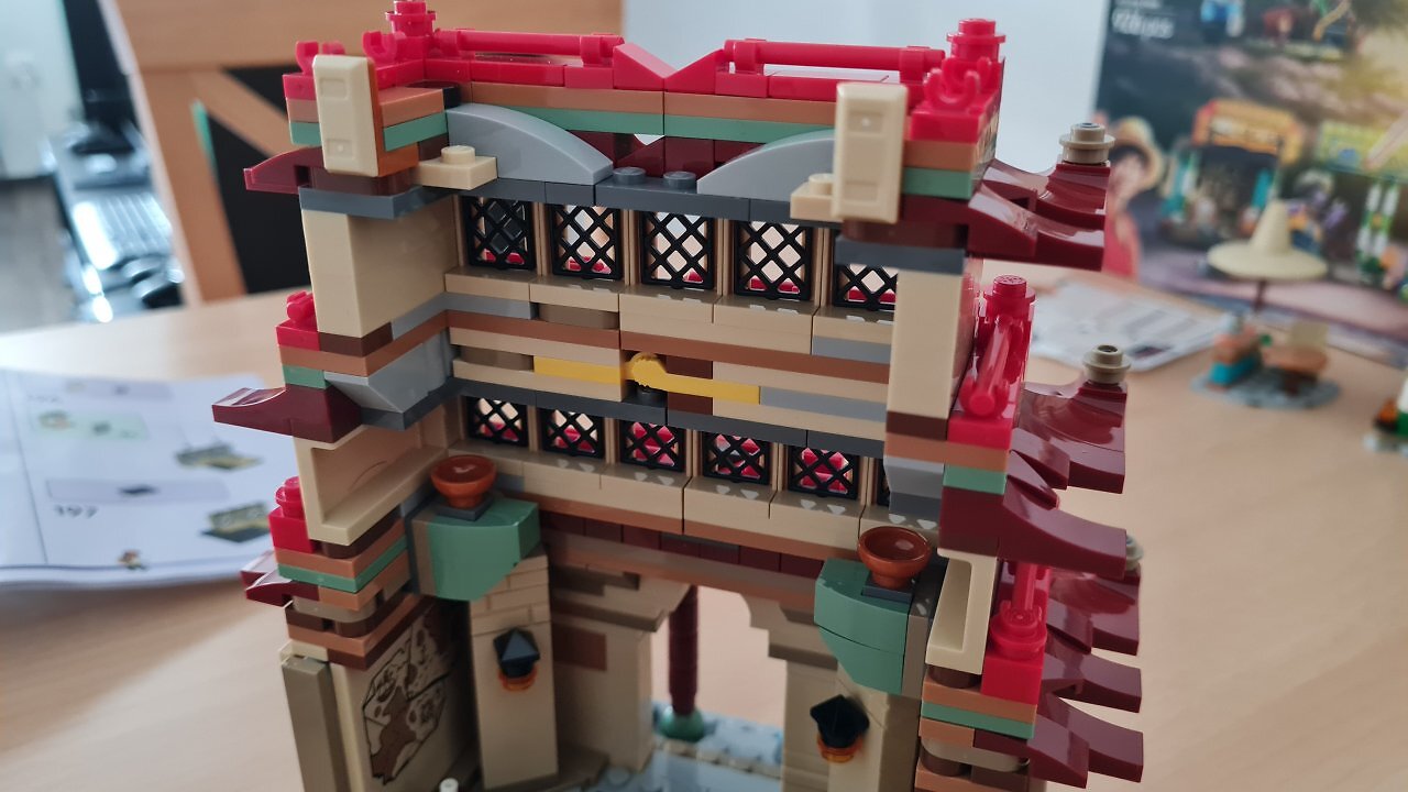 Das LEGO-Set "Showdown im Arlong Park" auf einem Tisch.