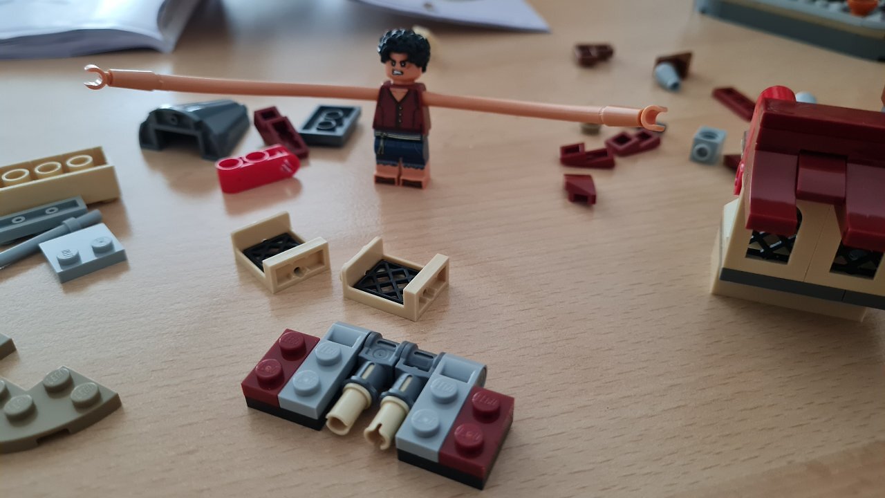 Das LEGO-Set "Showdown im Arlong Park" auf einem Tisch.