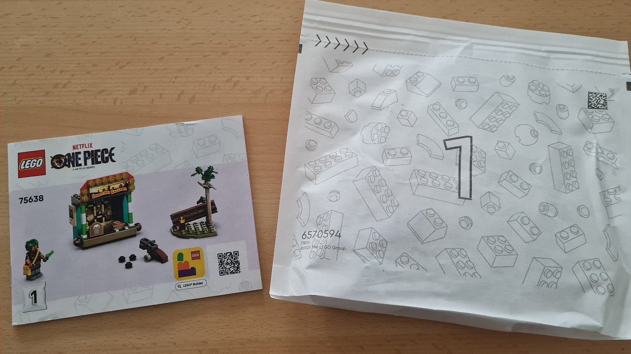 Das LEGO-Set "Showdown im Arlong Park" auf einem Tisch.