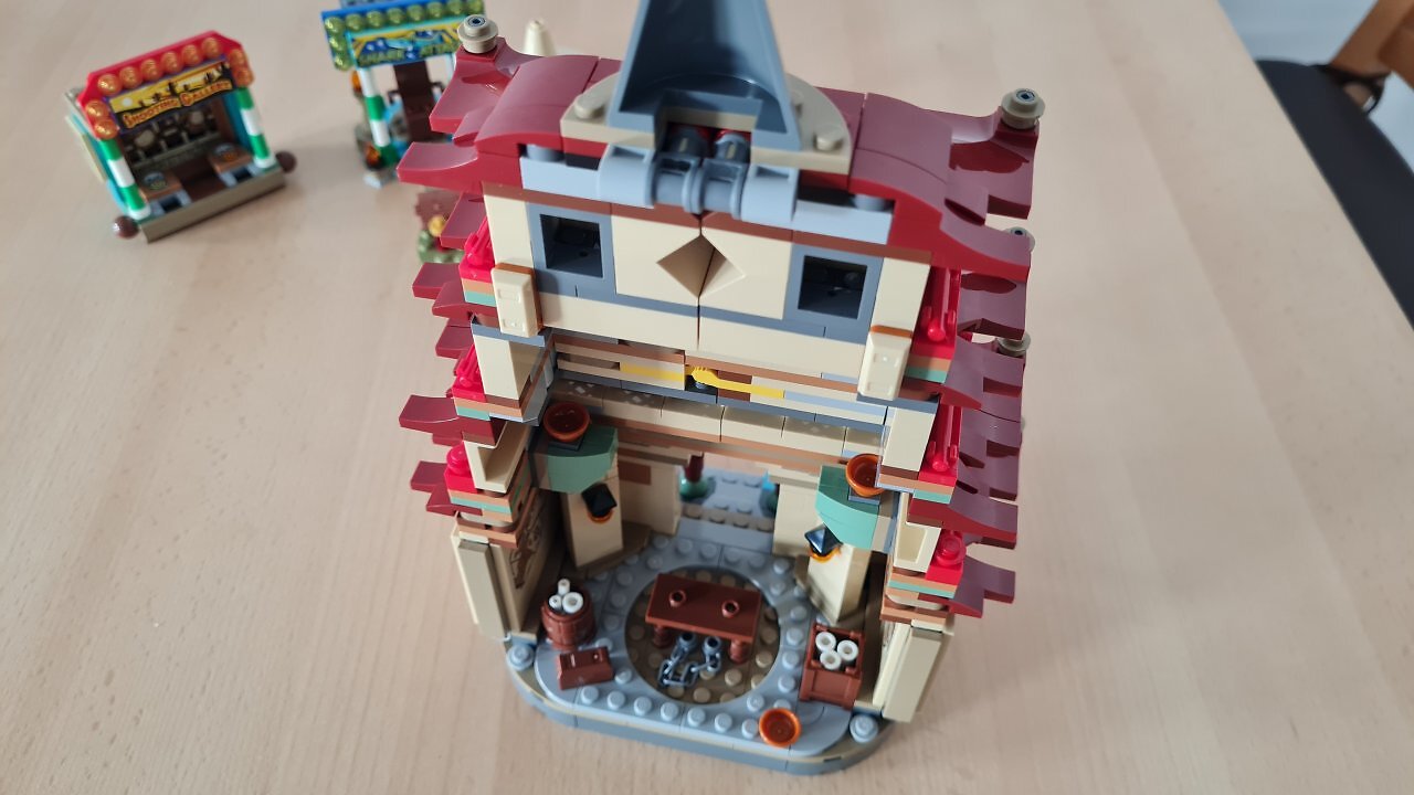 Das LEGO-Set "Showdown im Arlong Park" auf einem Tisch.