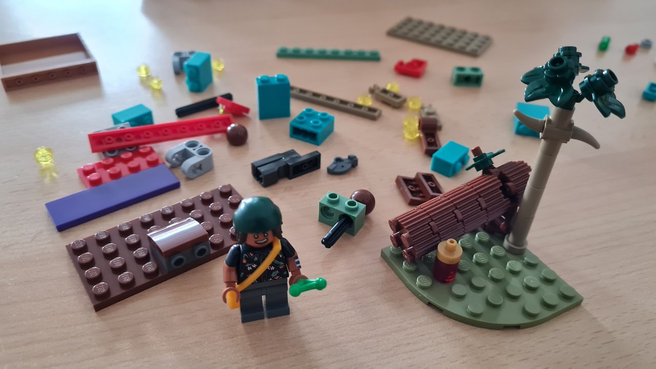 Das LEGO-Set "Showdown im Arlong Park" auf einem Tisch.