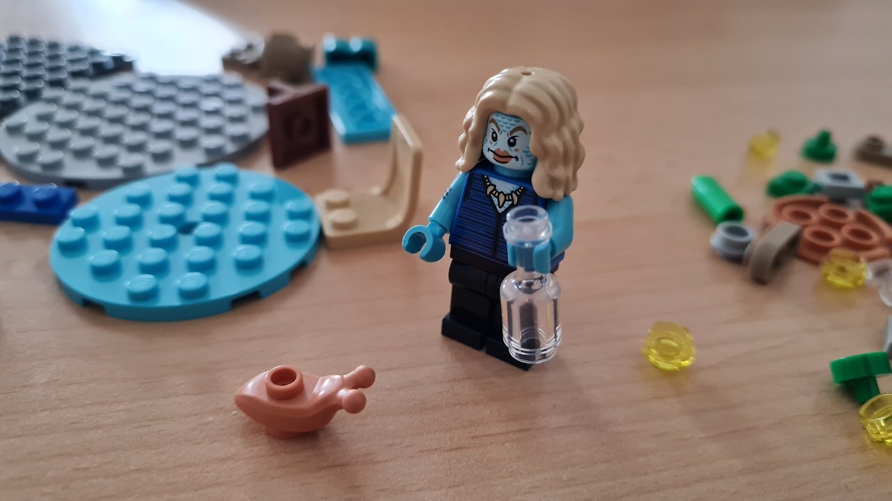 Das LEGO-Set "Showdown im Arlong Park" auf einem Tisch.