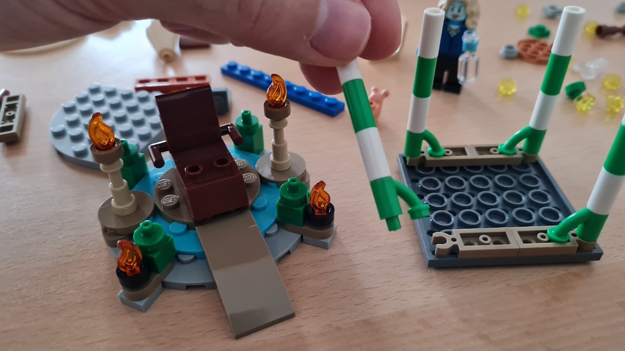 Das LEGO-Set "Showdown im Arlong Park" auf einem Tisch.