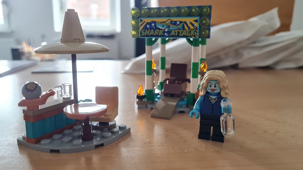 Das LEGO-Set "Showdown im Arlong Park" auf einem Tisch.