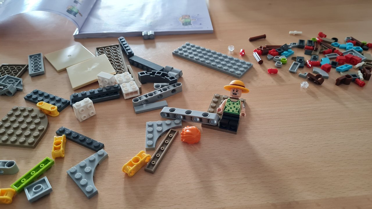 Das LEGO-Set "Showdown im Arlong Park" auf einem Tisch.