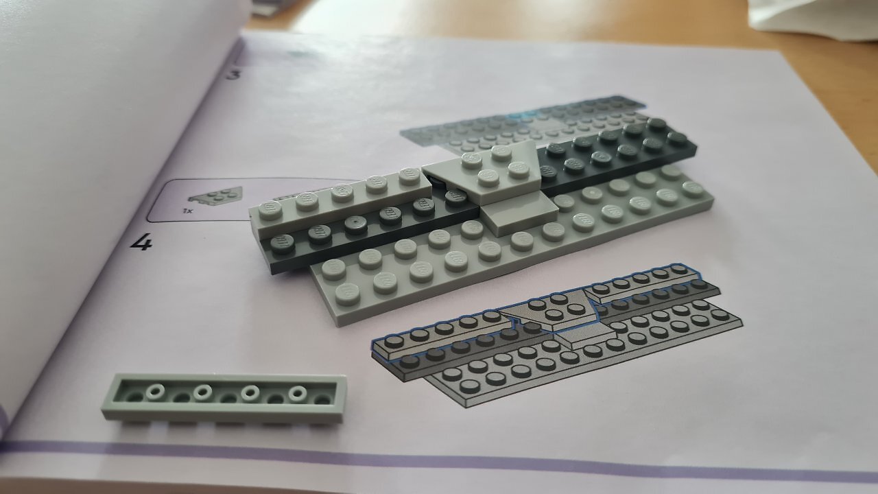 Das LEGO-Set "Showdown im Arlong Park" auf einem Tisch.