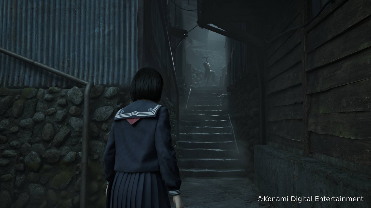 Hinako sieht eine Puppe an einer Treppe.