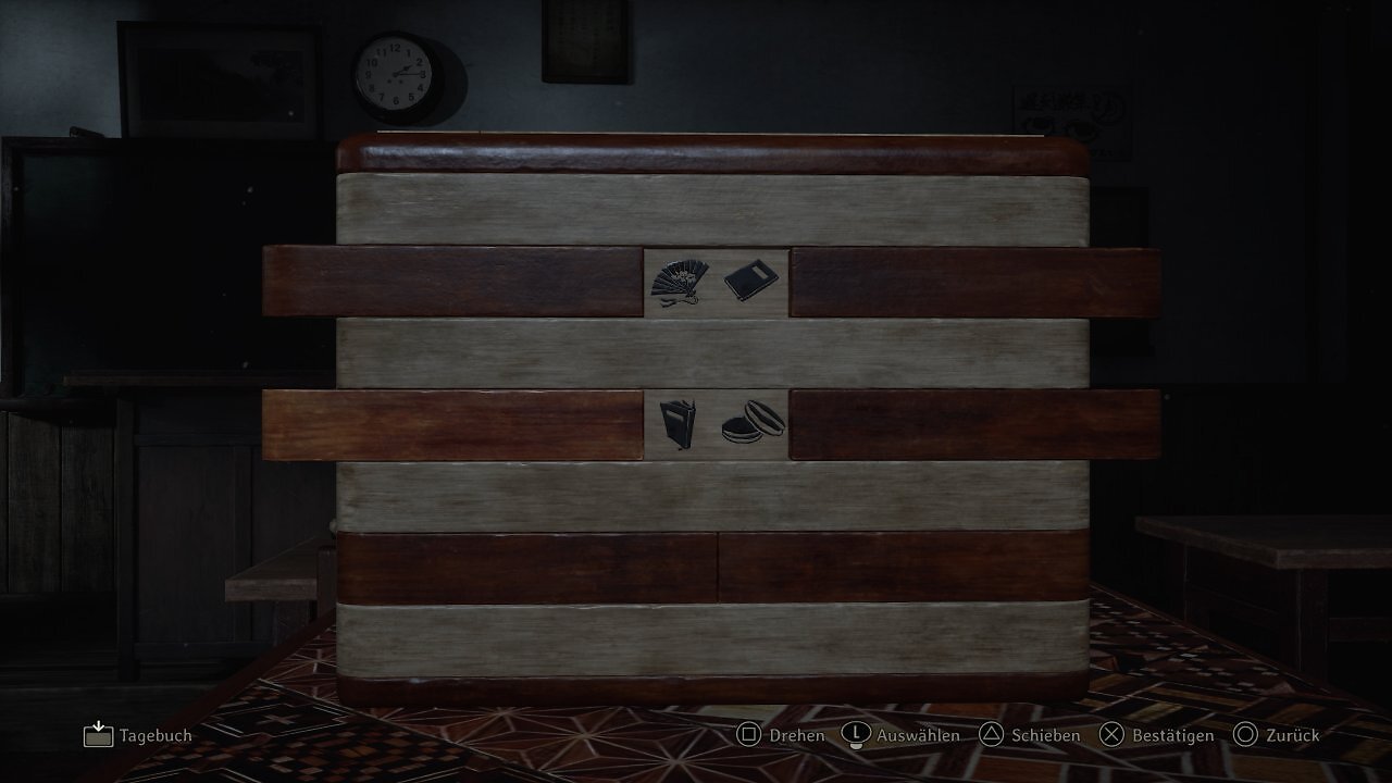 Eine braun-weiße Puzzlebox mit verschiebbaren Plättchen, unter denen Symbole erscheinen.