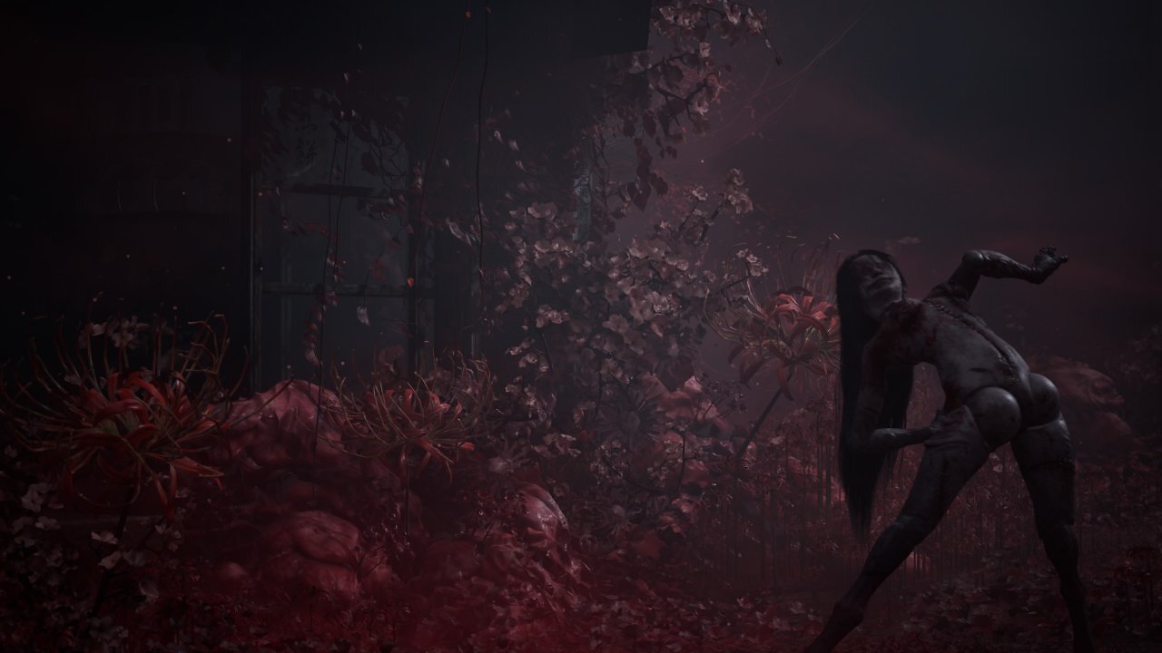 Ein mit roten Pflanzen überwuchertes Haus in Silent Hill f. rechts steht eines der Puppen-Monster.