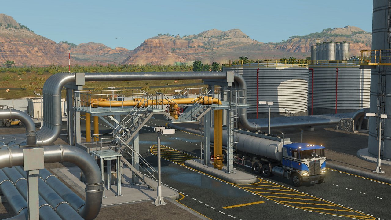 [03/09/2025] Dank des spezialisierten Tanklasters wird Rohöl schnell und unkompliziert direkt in die Systeme der Raffinerie transferiert. Mit einem universellen LKW müssten erst umständlich Fässer be- und entladen werden.