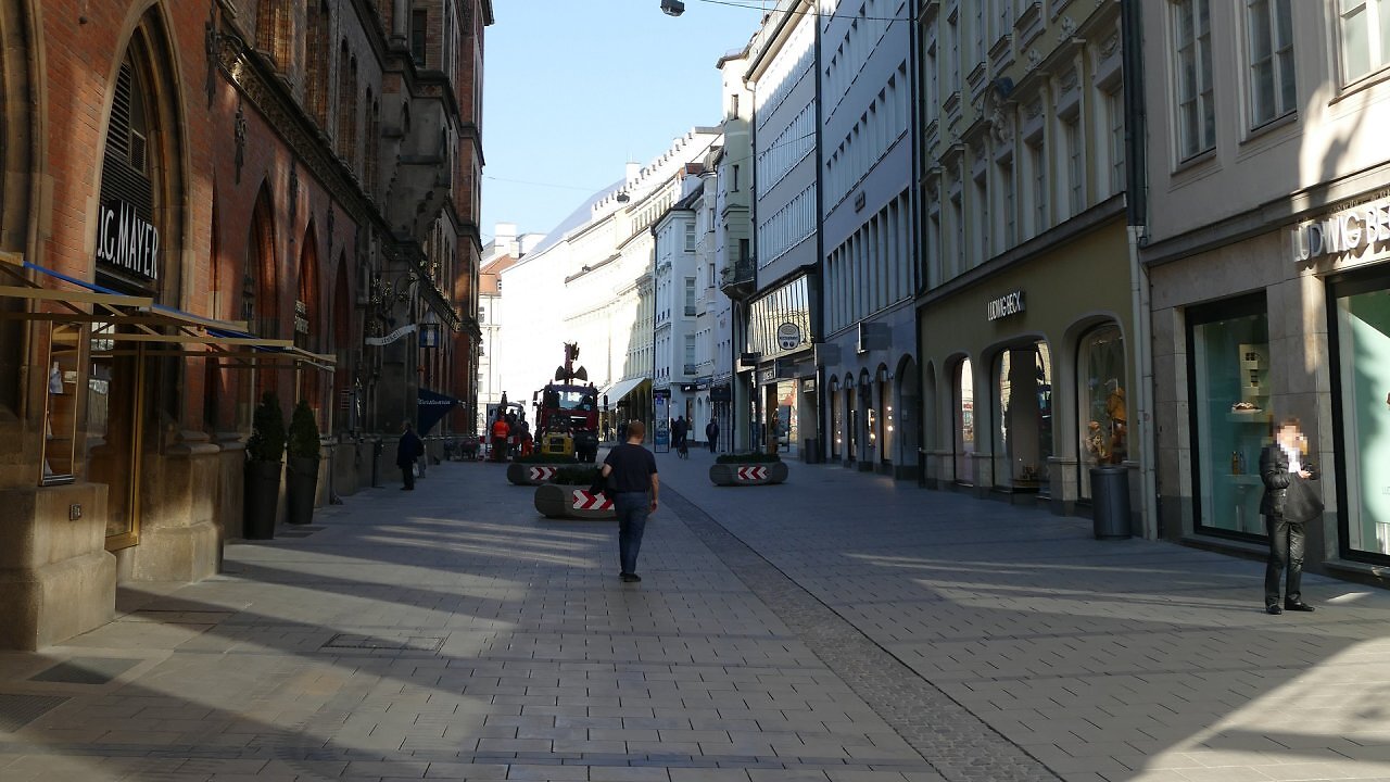 [13/10/2025] In der heutigen Realität gehört die in der Nähe des Marienplatzes liegende Dienerstraße zur Fußgängerzone, wie diese Aufnahme zeigt.&nbsp;