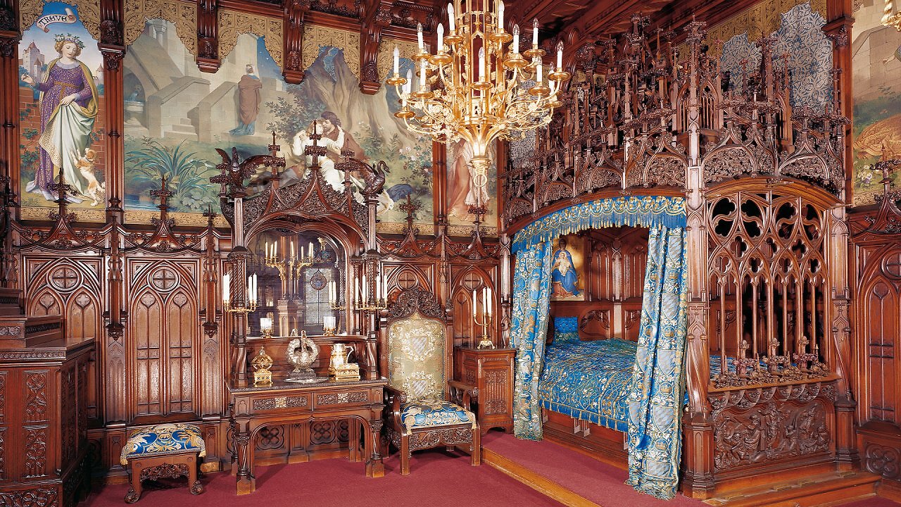 [13/10/2025] Das Original-Schlafzimmer verfügt definitiv über die bessere Grafik: Hier sieht alles nach noch mehr Bling-Bling aus.&nbsp;