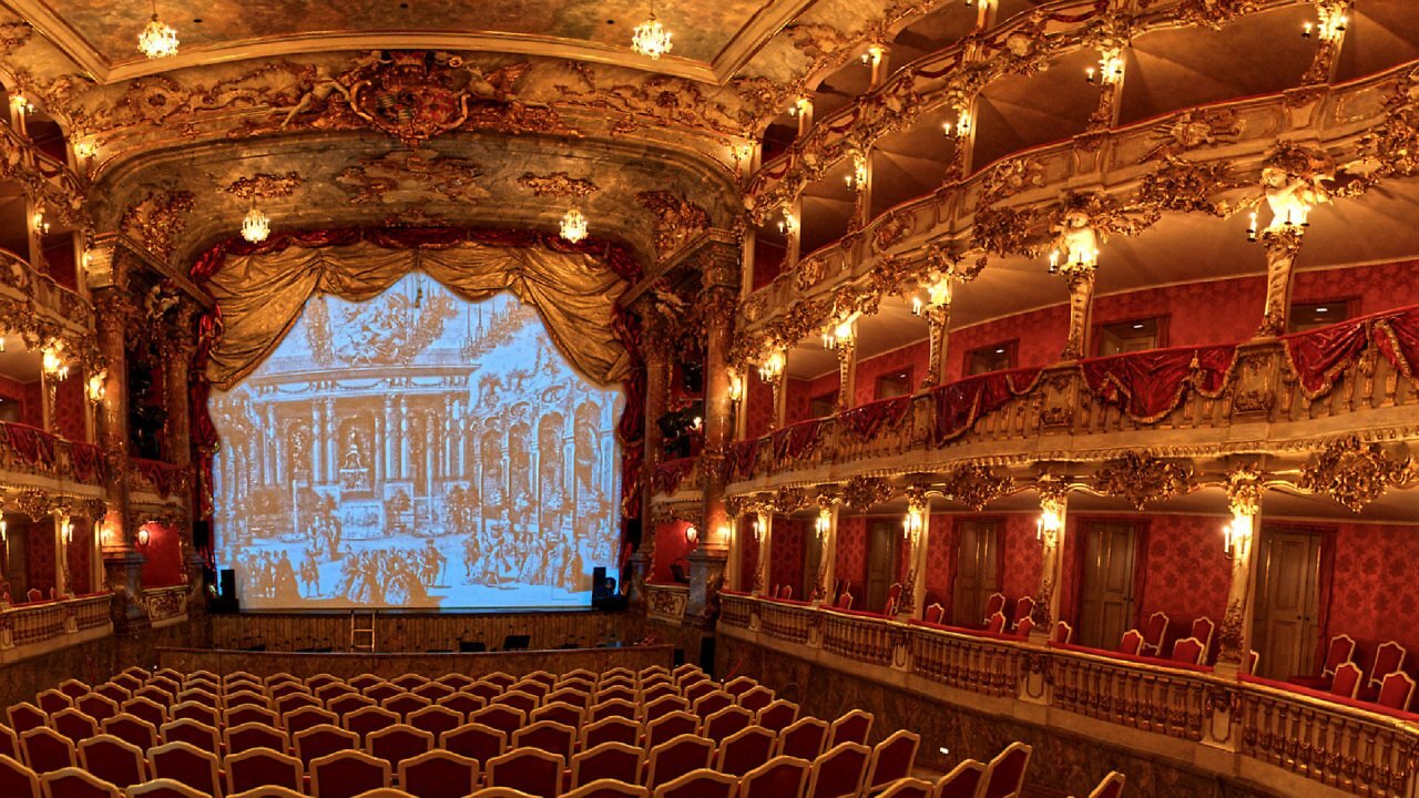 [13/10/2025] So sieht das im Zweiten Weltkrieg zerstörte Alte Residenztheater, das in den 50er-Jahren neu aufgebaut wurde, in der Realität aus.&nbsp;