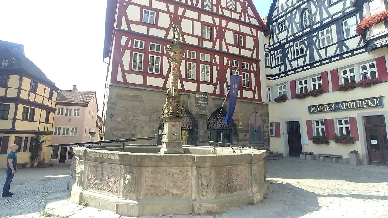 [13/10/2025] Bei Rittersberg handelt es sich um Rothenburg ob der Tauber. Unser Autor steht vor dem örtlichen Künstlerbund und einer Apotheke.&nbsp;
