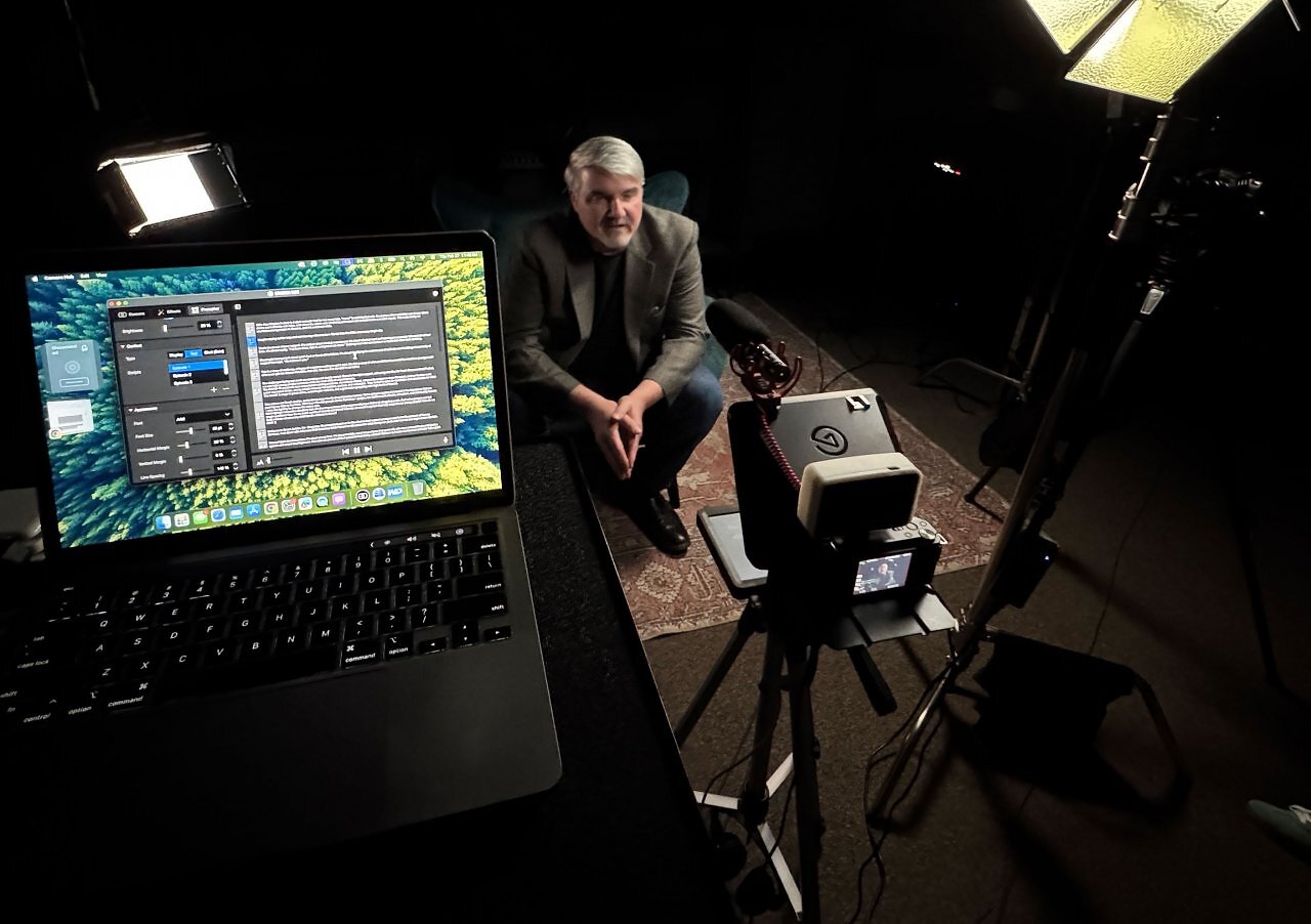 [24/10/2025] Mit dem Elgato Prompter lassen sich Videoskripte im Handumdrehen aufnehmen.