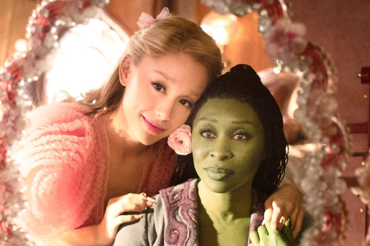 Ariana Grande als Galinda/Glinda und Cynthia Erivo als Elphaba in Wickerd: Teil 2