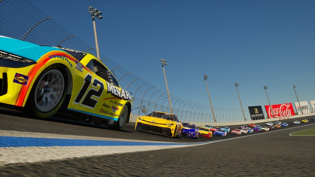[16/01/2026] Die NASCAR-Saison 2025 ist im eigenständigen Spiel komplett lizenziert eingebunden, allerdings weniger realistisch im Vergleich zu iRacing.