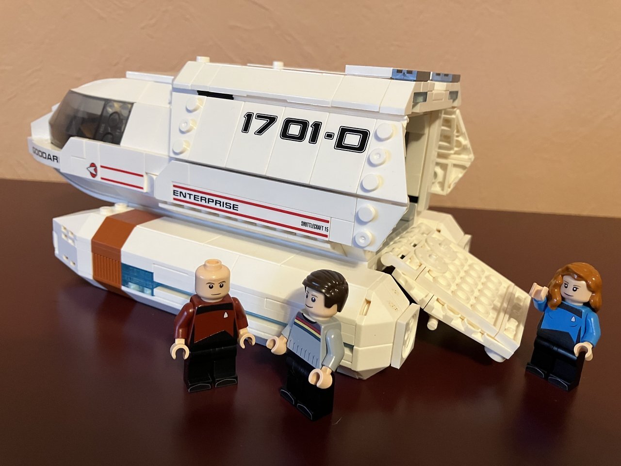 [17/02/2026] Ein Bluebrixx-Klemmbaustein-Shuttle und eine spezialangefertigte „Familie Picard“.