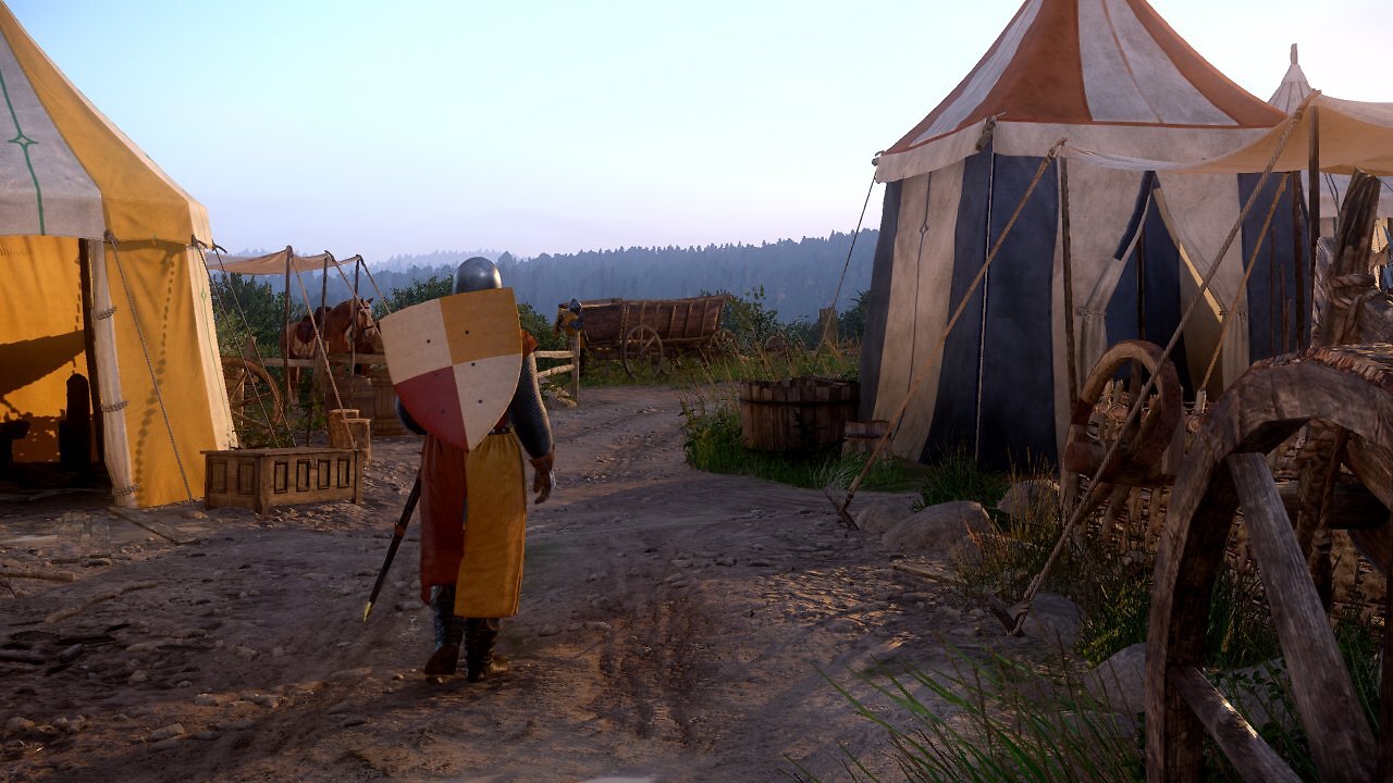 Ein Soldat mit Holzschild auf dem Rücken. Er steht in einem Armeelager.