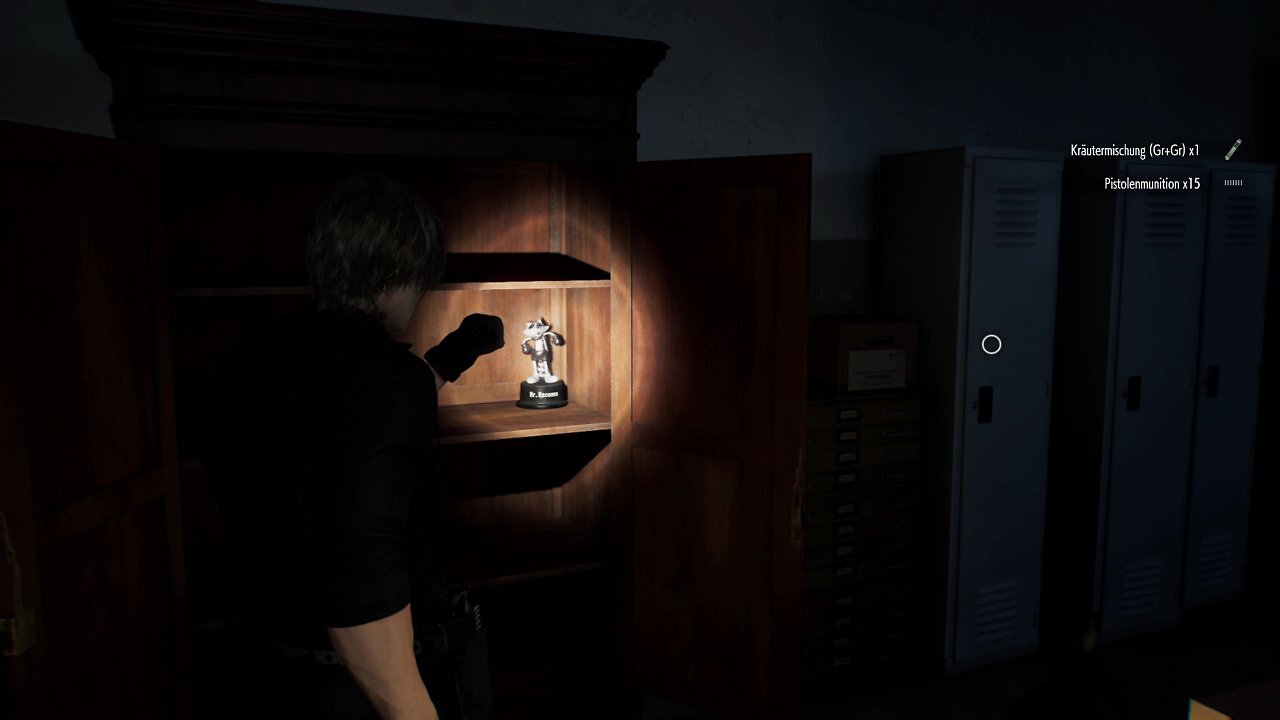[25/02/2026] Nur mit Leon habt ihr die Möglichkeit, diese Statue zu erhalten, da sich der Schrank mithilfe der Axt öffnen lässt.