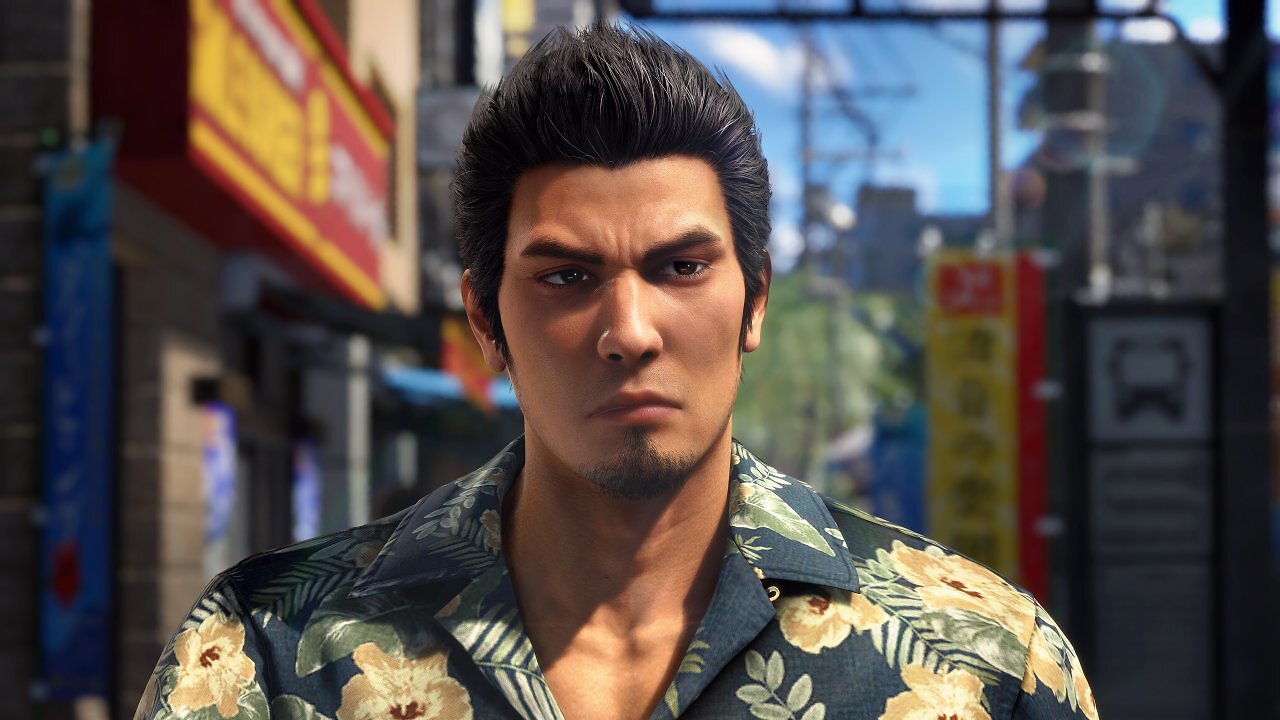 Kazuma Kiryu trägt auf der tropischen Insel Okinawa ein passendes Hemd.