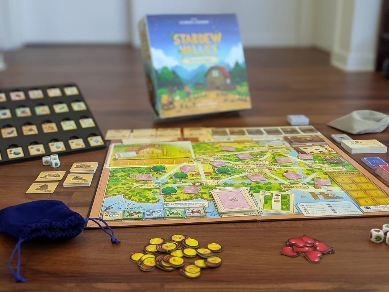 [17/02/2026] Aufgrund der großen Beliebtheit der Marke gibt es Stardew Valley seit 2021 auch als Brettspiel für bis zu vier Personen. Eine Partie dauert zwischen 45 und 200 Minuten.