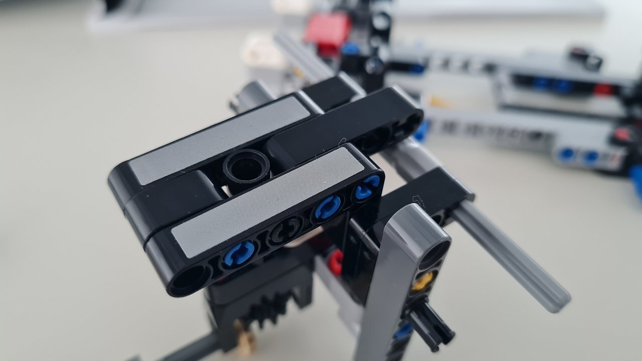 [24/03/2026] Der Lego 1966 Ford GT40 MKII auf einem Holztisch