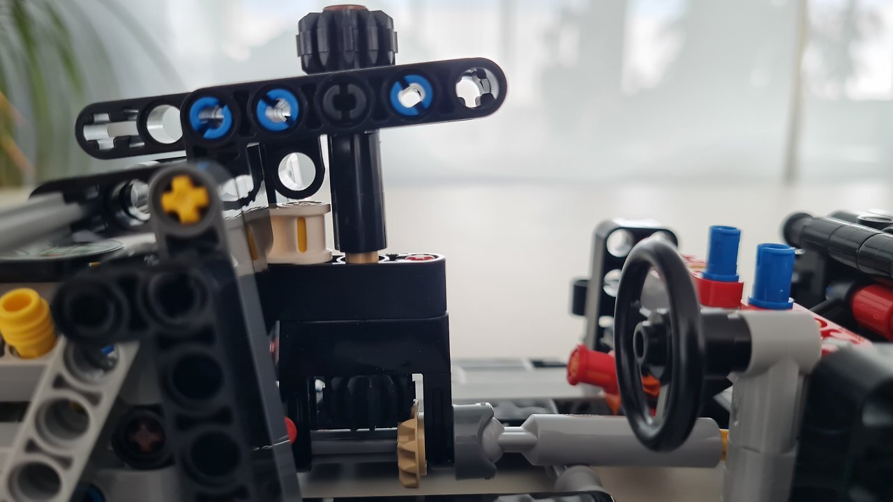 [24/03/2026] Der Lego 1966 Ford GT40 MKII auf einem Holztisch