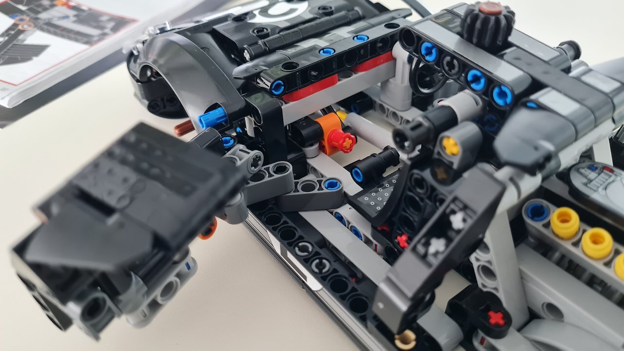 [24/03/2026] Der Lego 1966 Ford GT40 MKII auf einem Holztisch