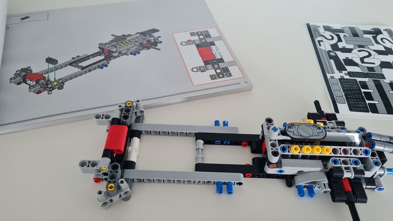 [24/03/2026] Der Lego 1966 Ford GT40 MKII auf einem Holztisch