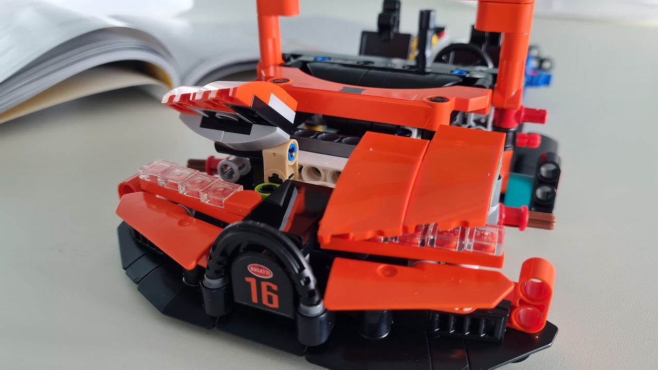 [24/03/2026] Der Lego Bugatti Chiron Pur Sport Hypercar auf einem Holztisch