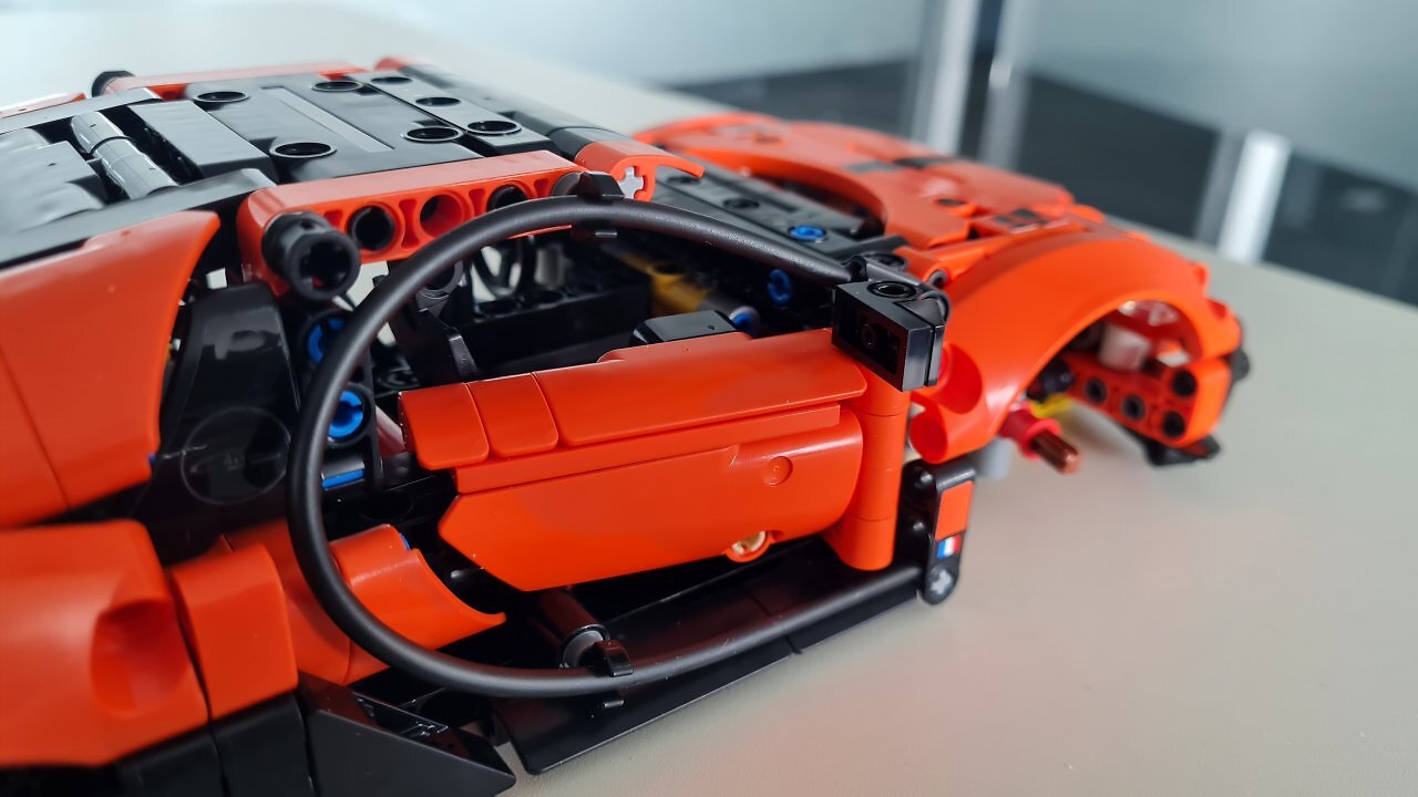 [24/03/2026] Der Lego Bugatti Chiron Pur Sport Hypercar auf einem Holztisch