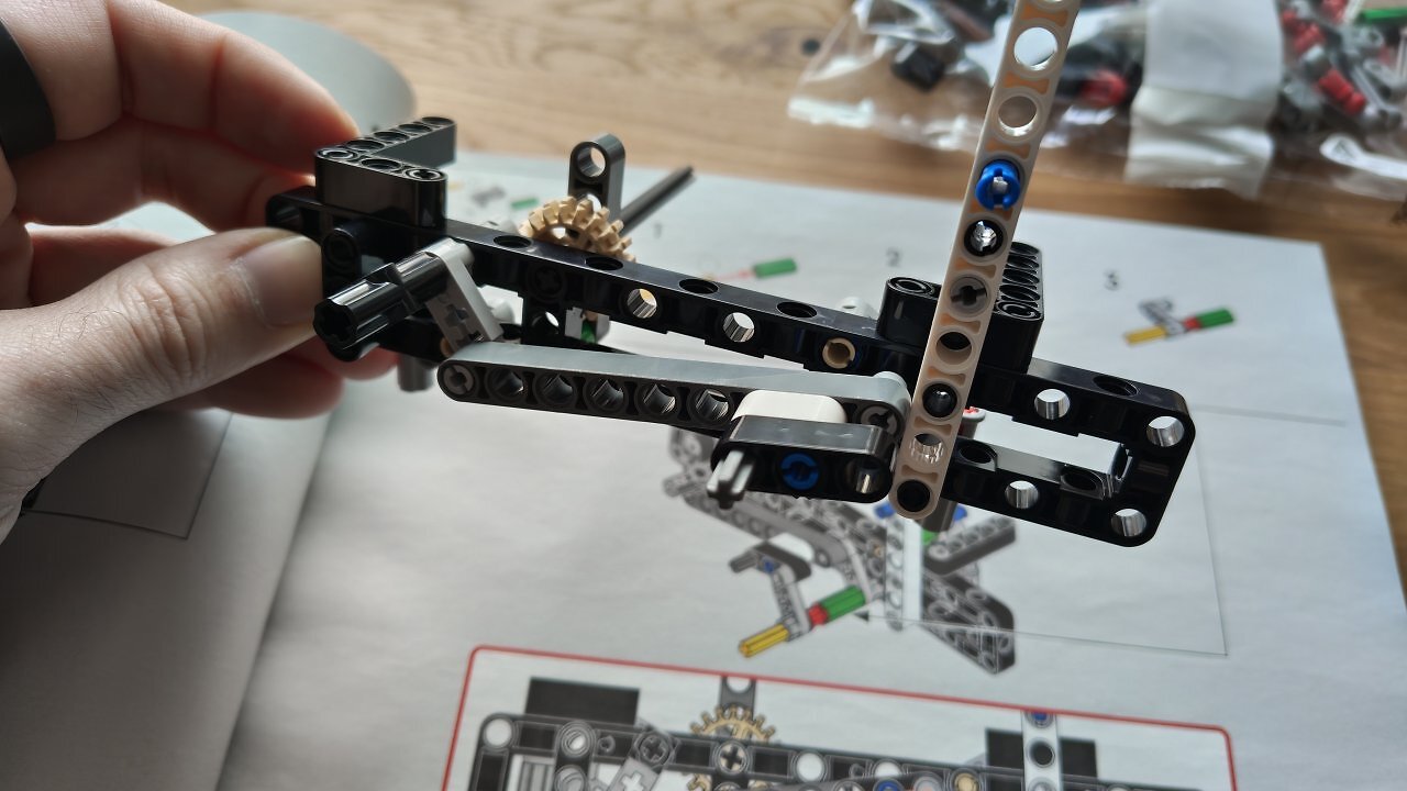 [24/03/2026] Der Lego Porsche 911 GT3 R REXY AO auf einem Holztisch