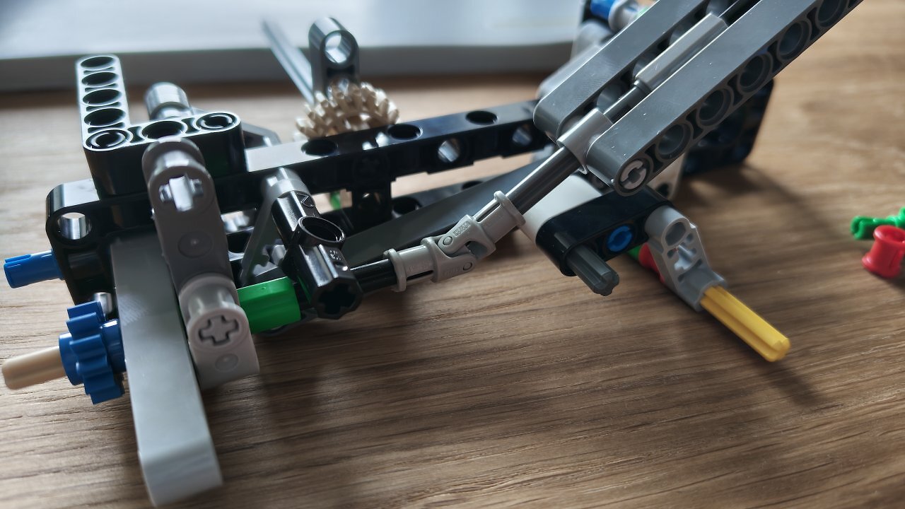 [24/03/2026] Der Lego Porsche 911 GT3 R REXY AO auf einem Holztisch