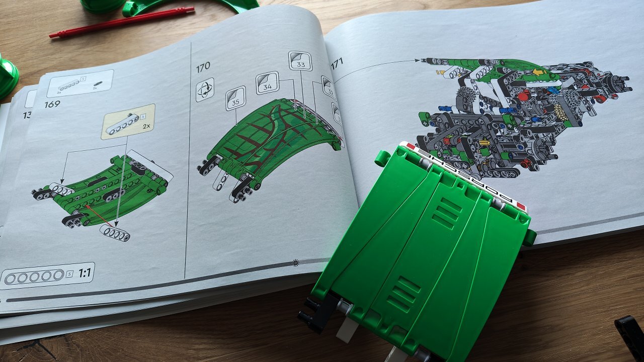[24/03/2026] Der Lego Porsche 911 GT3 R REXY AO auf einem Holztisch